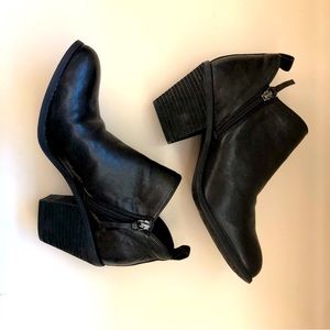 Classic Italian Leather Sofft Tamela Black Bootie 9.5  EUC